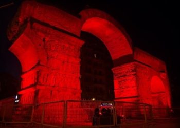 Θεσσαλονίκη: Η αψίδα του Γαλερίου φωταγωγήθηκε στο χρώμα των Παθών (Eικόνες)