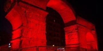 Θεσσαλονίκη: Η αψίδα του Γαλερίου φωταγωγήθηκε στο χρώμα των Παθών (Eικόνες)