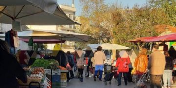 Κορδελιό: Αυξημένη κίνηση σήμερα στη λαϊκή αγορά -Ο ένας δίπλα στον άλλο (Εικόνες)