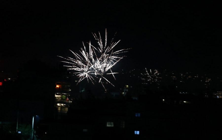 Πυρσοί και βεγγαλικά για το “Χριστός Ανέστη” σε γειτονιές της Θεσσαλονίκης (Bίντεο)