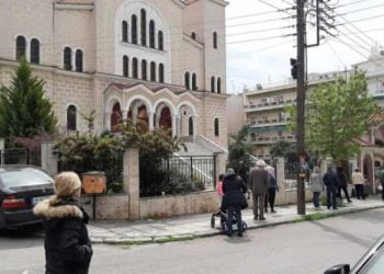Θεσσαλονίκη: «Αντάρτικο» πιστών ενώ ο κορονοϊός παραμονεύει – Απίστευτες εικόνες σε εκκλησίες