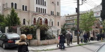 Θεσσαλονίκη: «Αντάρτικο» πιστών ενώ ο κορονοϊός παραμονεύει – Απίστευτες εικόνες σε εκκλησίες