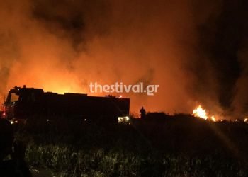 ΤΩΡΑ: Υπό έλεγχο η φωτιά στον Εύοσμο – Συνεχίζεται η μάχη της κατάσβεσης από 20 πυροσβέστες