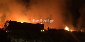 ΤΩΡΑ: Υπό έλεγχο η φωτιά στον Εύοσμο – Συνεχίζεται η μάχη της κατάσβεσης από 20 πυροσβέστες