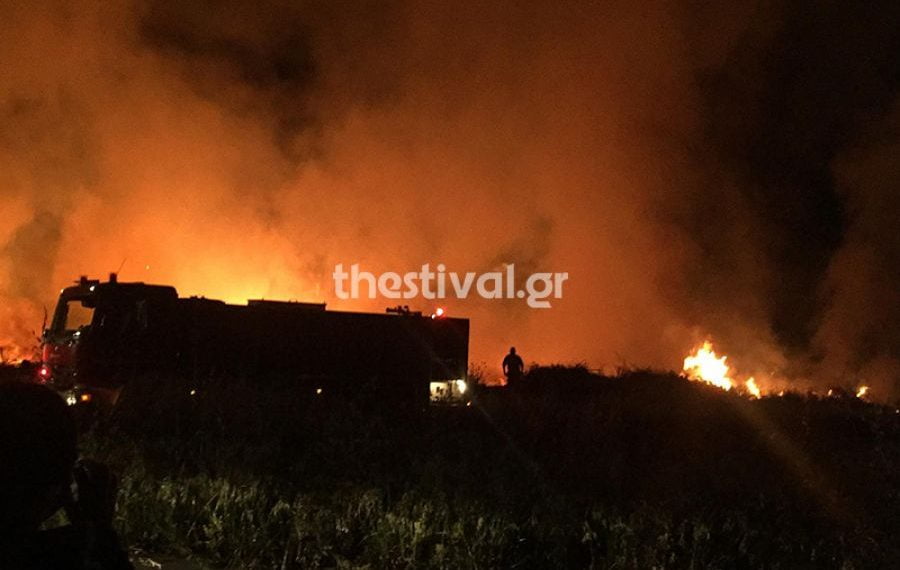 ΤΩΡΑ: Υπό έλεγχο η φωτιά στον Εύοσμο – Συνεχίζεται η μάχη της κατάσβεσης από 20 πυροσβέστες