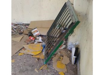 Ζέχνει από τη βρωμιά το ερειπωμένο αναψυκτήριο του πάρκου Σμύρνης στο Κορδελιό