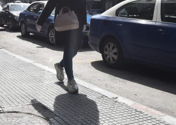 Παρουσιάστρια σε υστερία ουρλιάζει σε μαγαζί της Θεσσαλονίκης! Δεν ήθελε να βάλει αντισηπτικό (Bίντεο)