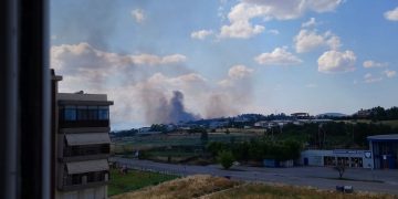 Φωτιά στον Εύοσμο, πίσω από τα κοιμητήρια