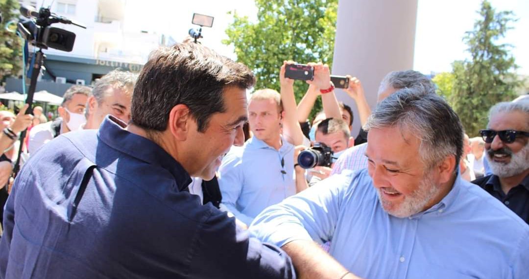 Οι selfies, ο Χαρδαλιάς και η οπαδική καζούρα στη βόλτα του Αλ. Τσίπρα στον Εύοσμο