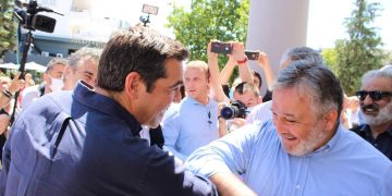 Οι selfies, ο Χαρδαλιάς και η οπαδική καζούρα στη βόλτα του Αλ. Τσίπρα στον Εύοσμο