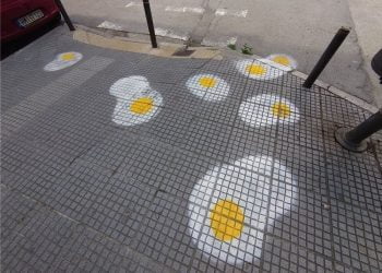 Οι δρόμοι της Θεσσαλονίκης γέμισαν με τηγανητά αυγά! – Δείτε γιατί (Εικόνες)