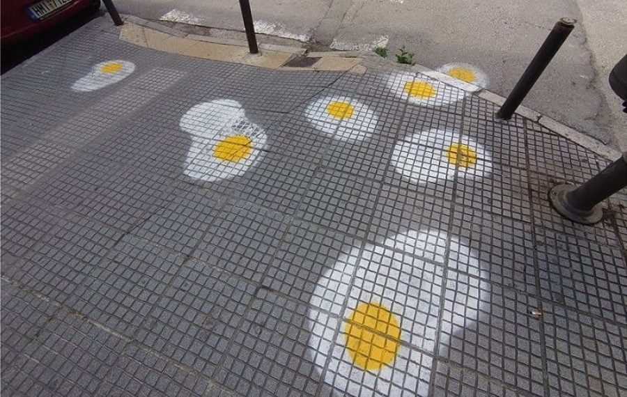 Οι δρόμοι της Θεσσαλονίκης γέμισαν με τηγανητά αυγά! – Δείτε γιατί (Εικόνες)