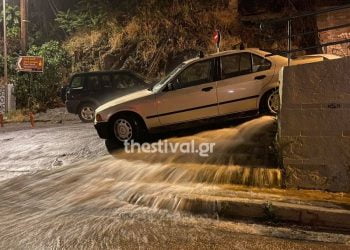 ΤΩΡΑ: Άνοιξαν οι ουρανοί στη Θεσσαλονίκη – Ποτάμια οι δρόμοι (Εικόνες)