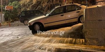 ΤΩΡΑ: Άνοιξαν οι ουρανοί στη Θεσσαλονίκη – Ποτάμια οι δρόμοι (Εικόνες)
