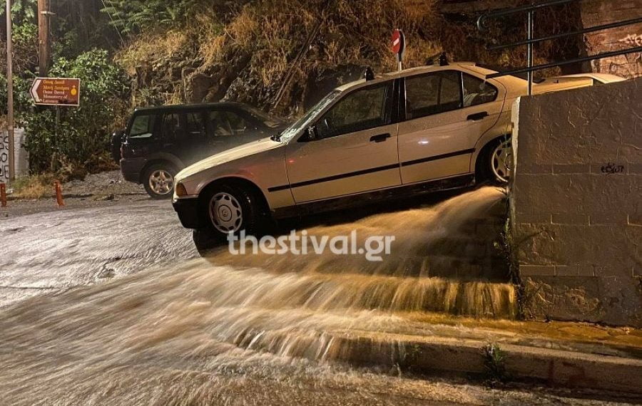 ΤΩΡΑ: Άνοιξαν οι ουρανοί στη Θεσσαλονίκη – Ποτάμια οι δρόμοι (Εικόνες)