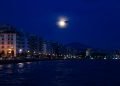 Εντυπωσιακές εικόνες: Η πανσέληνος του Ιουνίου από την παραλία της Θεσσαλονίκης