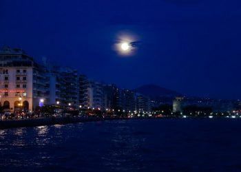 Εντυπωσιακές εικόνες: Η πανσέληνος του Ιουνίου από την παραλία της Θεσσαλονίκης
