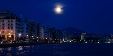 Εντυπωσιακές εικόνες: Η πανσέληνος του Ιουνίου από την παραλία της Θεσσαλονίκης