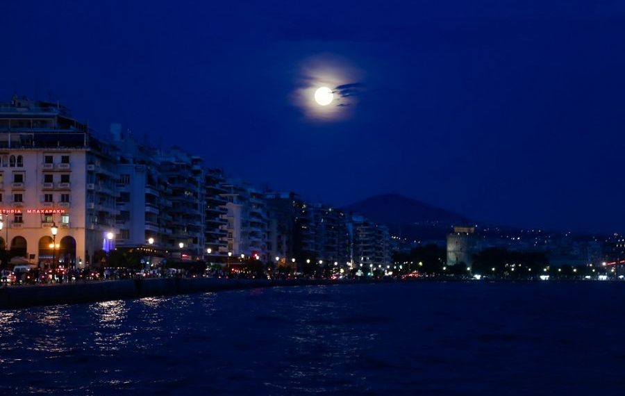 Εντυπωσιακές εικόνες: Η πανσέληνος του Ιουνίου από την παραλία της Θεσσαλονίκης