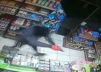 Βίντεο – ντοκουμέντο: Αδίστακτοι ληστές μπούκαραν με όπλα σε ψιλικατζίδικο στον Εύοσμο