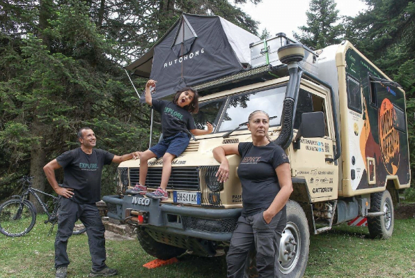 Η οικογένεια από την Θεσσαλονίκη που κάνει τον γύρο του κόσμου με βάν