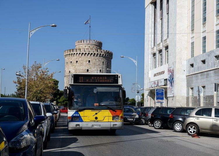 Θεσσαλονίκη: Πιάστηκαν στα χέρια σε αστικό για τη μη χρήση μάσκας (video)