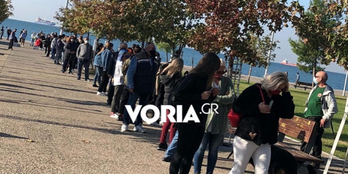 Ατελείωτες ουρές στην Θεσσαλονίκη για rapid test κορονοϊού