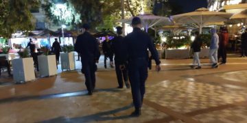 Έφοδος της Αστυνομίας στην πλατεία του Ευόσμου για συγκεντρωμένους νεαρούς
