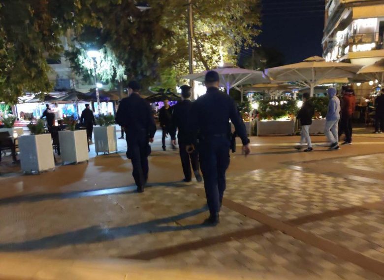Έφοδος της Αστυνομίας στην πλατεία του Ευόσμου για συγκεντρωμένους νεαρούς