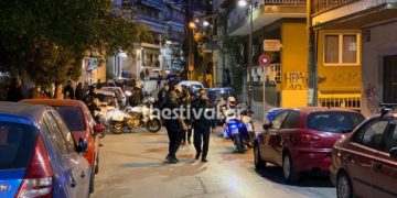 Την ώρα που οι φίλοι του επιτέθηκαν στους αστυνομικούς, εκείνος τραβούσε video
