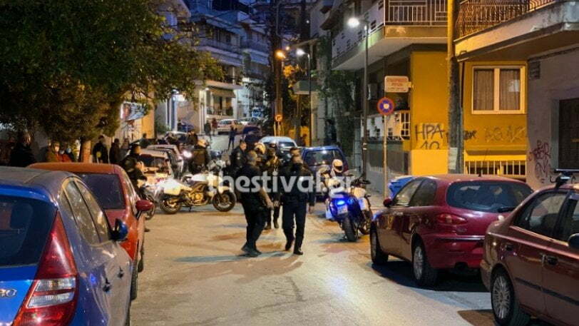 Την ώρα που οι φίλοι του επιτέθηκαν στους αστυνομικούς, εκείνος τραβούσε video