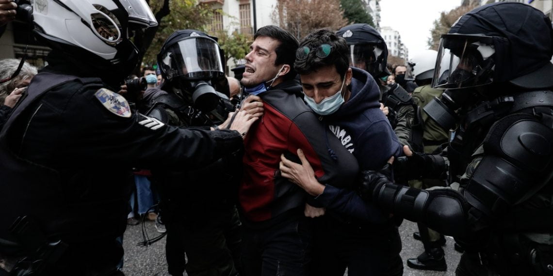 Αστυνομική βία και μαζικές προσαγωγές διαδηλωτών στη Θεσσαλονίκη