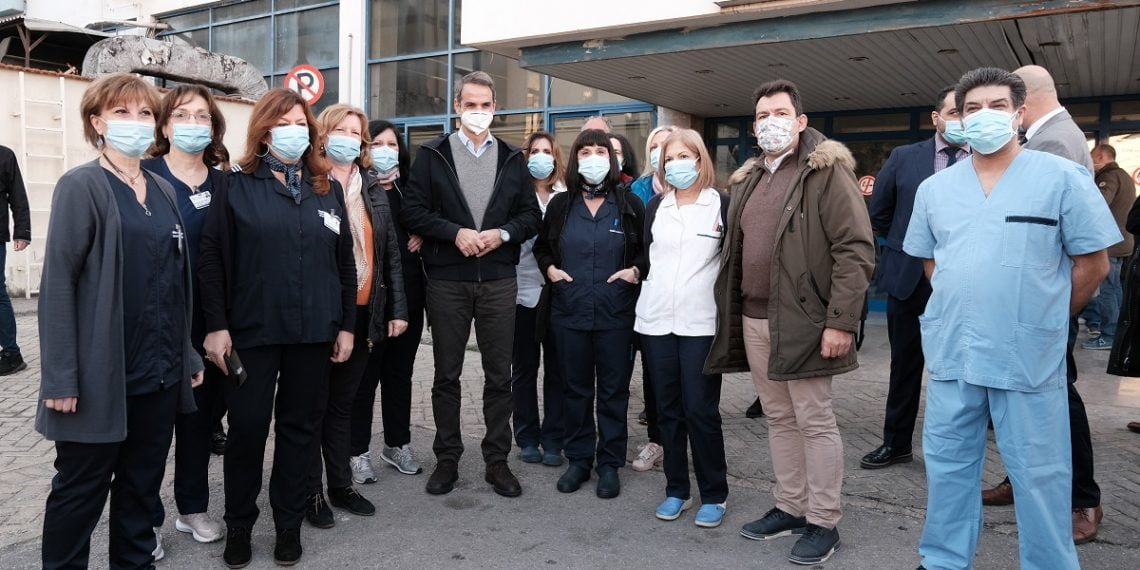 Στο “Ιπποκράτειο” ο Κ. Μητσοτάκης: Έχουμε ενδείξεις ότι αρχίζει να μειώνεται το ιικό φορτίο στη Β. Ελλάδα