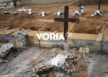 Θλιβερές οι εικόνες των τάφων για COVID-19 στα κοιμητήρια του Ευόσμου (ΦΩΤΟ)
