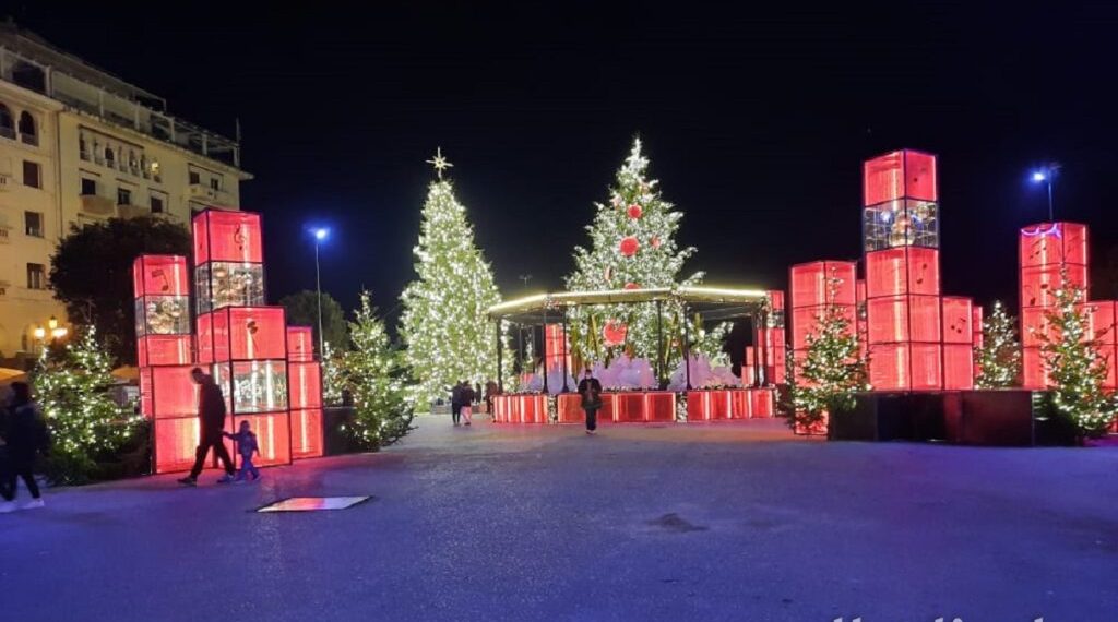 Θεσσαλονίκη: Φωταγωγήθηκε το χριστουγεννιάτικο δέντρο στην πλατεία Αριστοτέλους  (video)