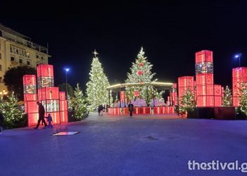 Θεσσαλονίκη: Φωταγωγήθηκε το χριστουγεννιάτικο δέντρο στην πλατεία Αριστοτέλους  (video)