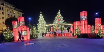 Θεσσαλονίκη: Φωταγωγήθηκε το χριστουγεννιάτικο δέντρο στην πλατεία Αριστοτέλους  (video)