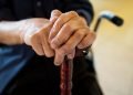 Θεσσαλονίκη : Ψιλικατζού γιαγιά περιμένει τους ληστές με τη… μαγκούρα (εικόνες)
