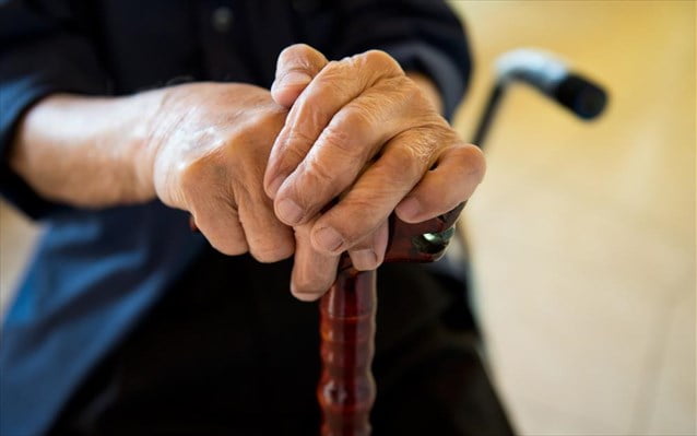 Θεσσαλονίκη : Ψιλικατζού γιαγιά περιμένει τους ληστές με τη… μαγκούρα (εικόνες)