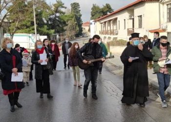 Μέλη της ενορίας του Ι. Ν. Αγ. Αθανασίου Ευόσμου έψαλλαν τα κάλαντα στο “Παπανικολάου” (video)
