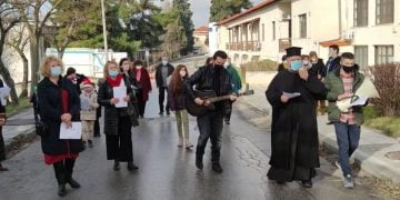 Μέλη της ενορίας του Ι. Ν. Αγ. Αθανασίου Ευόσμου έψαλλαν τα κάλαντα στο “Παπανικολάου” (video)