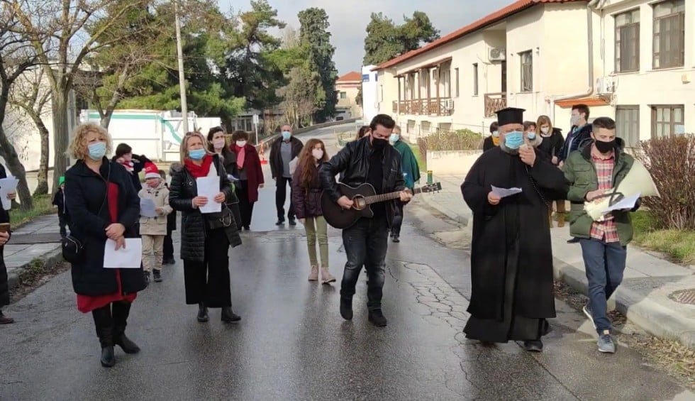 Μέλη της ενορίας του Ι. Ν. Αγ. Αθανασίου Ευόσμου έψαλλαν τα κάλαντα στο “Παπανικολάου” (video)