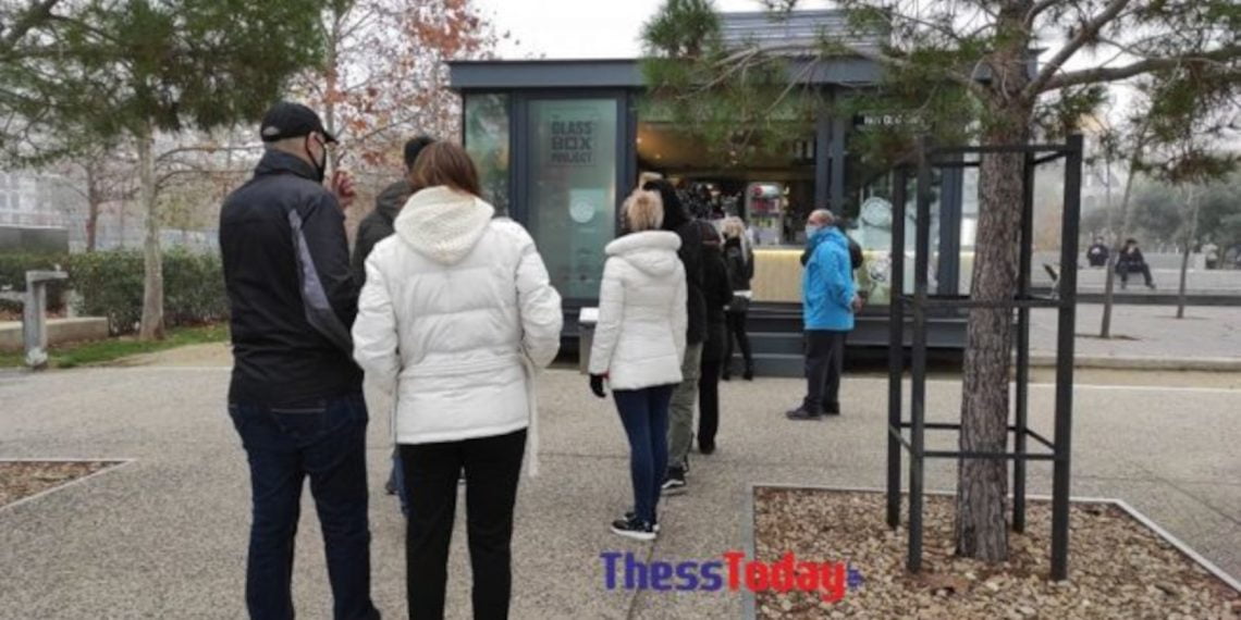 Θεσσαλονίκη: Ουρά για… ένα χοτ ντογκ (εικόνες)