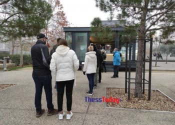 Θεσσαλονίκη: Ουρά για… ένα χοτ ντογκ (εικόνες)