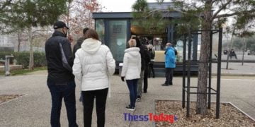 Θεσσαλονίκη: Ουρά για… ένα χοτ ντογκ (εικόνες)