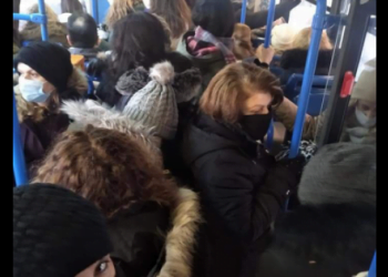 «Πόλη Ανάποδα»: Εικόνες συνωστισμού σε λεωφορεία ΟΑΣΘ στη Θεσσαλονίκη
