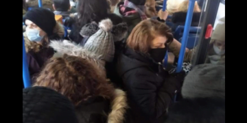 «Πόλη Ανάποδα»: Εικόνες συνωστισμού σε λεωφορεία ΟΑΣΘ στη Θεσσαλονίκη