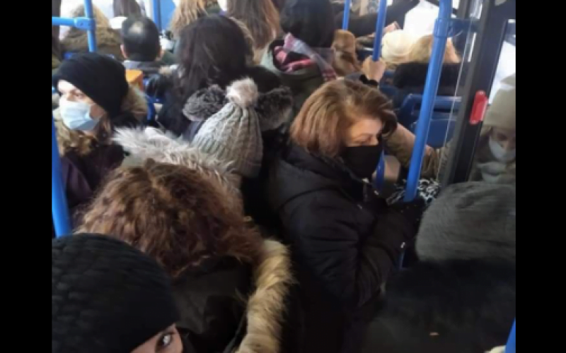 «Πόλη Ανάποδα»: Εικόνες συνωστισμού σε λεωφορεία ΟΑΣΘ στη Θεσσαλονίκη
