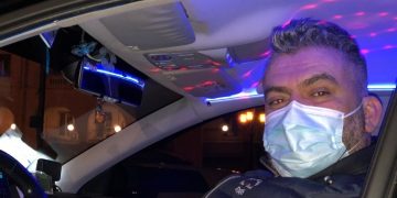 Ταξί …club προσφέρει χαμόγελα στους πελάτες του εν μέσω πανδημίας