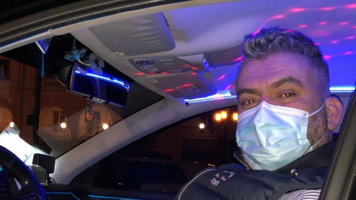 Ταξί …club προσφέρει χαμόγελα στους πελάτες του εν μέσω πανδημίας